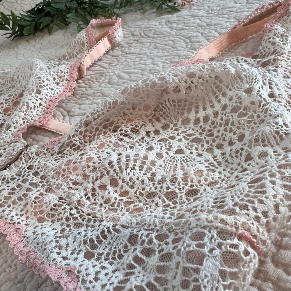Victoria’s Secret: Double Lined White Front Clasp Lace Bralette Size Large - Picture 9 of 9